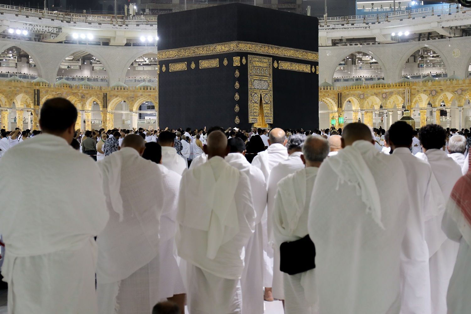 people in ihram in front of kaaba